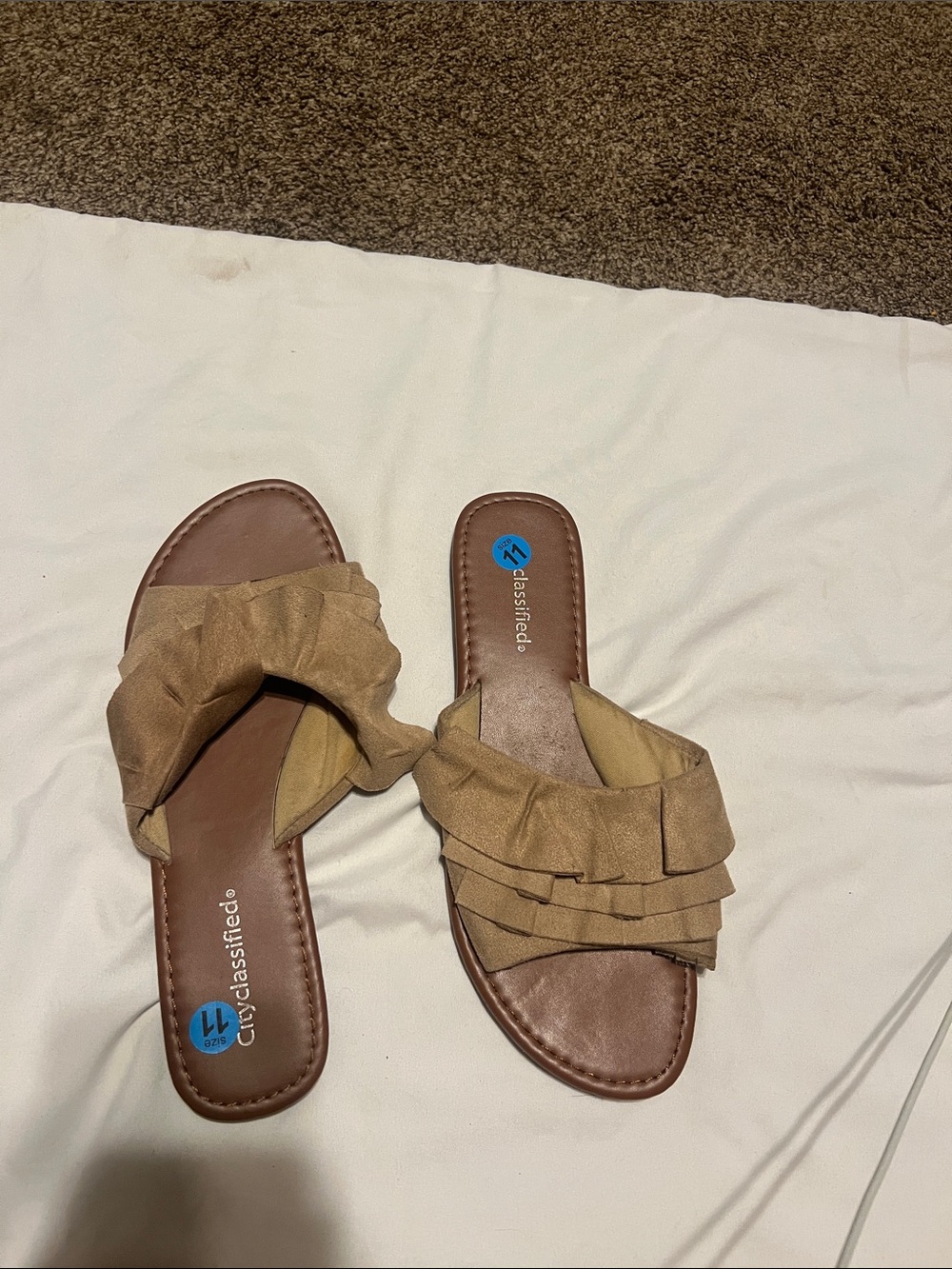 City Classified tan slide.